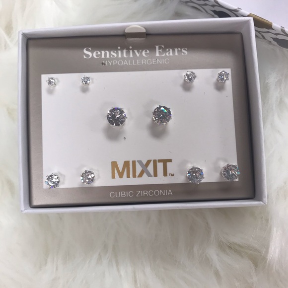 5 for $20! Set of 5 Cubic Zirconia Earrings - Picture 3 of 4